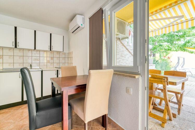 Apartments Nika With Swimming Pool And Beautiful Sea View Dobreć Exterior foto
