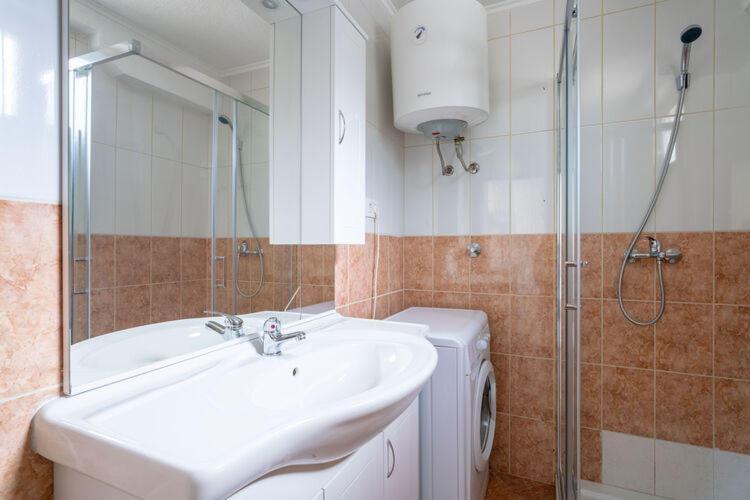 Apartments Nika With Swimming Pool And Beautiful Sea View Dobreć Exterior foto